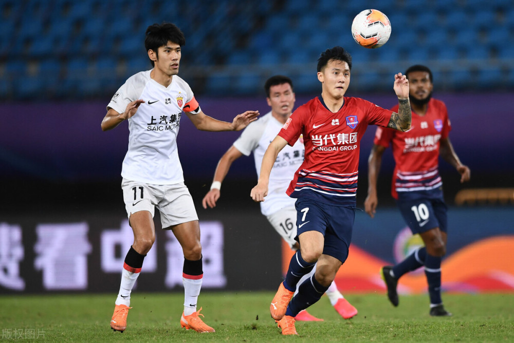 包含赛地聚焦：中超赛后热度飙升，深圳男篮更衣室发声，悬念犹存，医务组通报恢复的词条